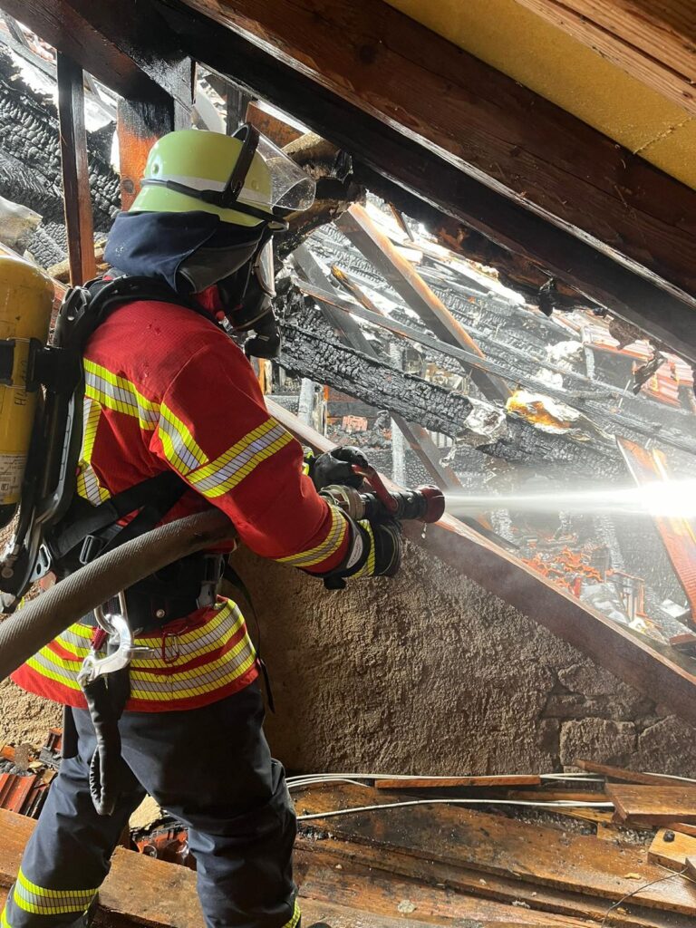 Feuerwehrmann beim Löschen