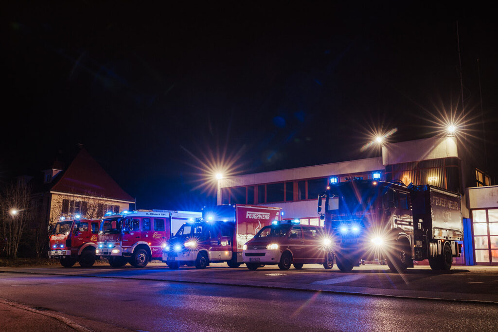 Feuerwehr Fahrzeuge der Feuerwehr Albbruck bei Nacht vor dem Gerätehaus